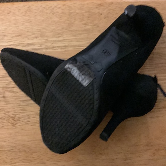 8 1/2 Black suede shoes excellent condition.  Toe out - Picture 4 of 7